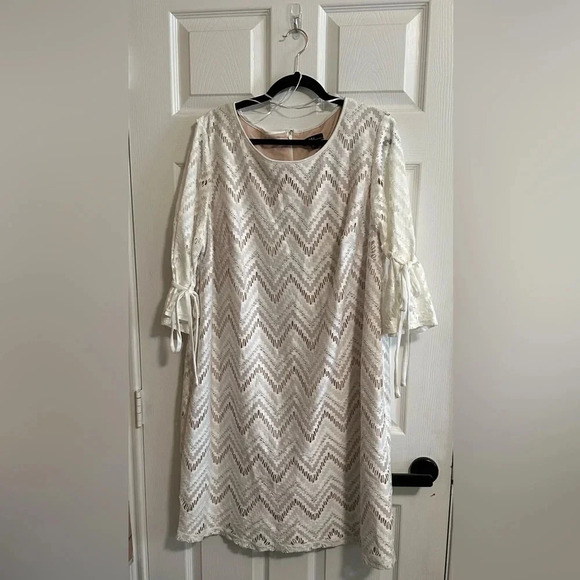 R & K Dresses & Skirts - R&K Plus Size 18W Cream Lace Beige Lined Dress Women Stylish Cut EUC